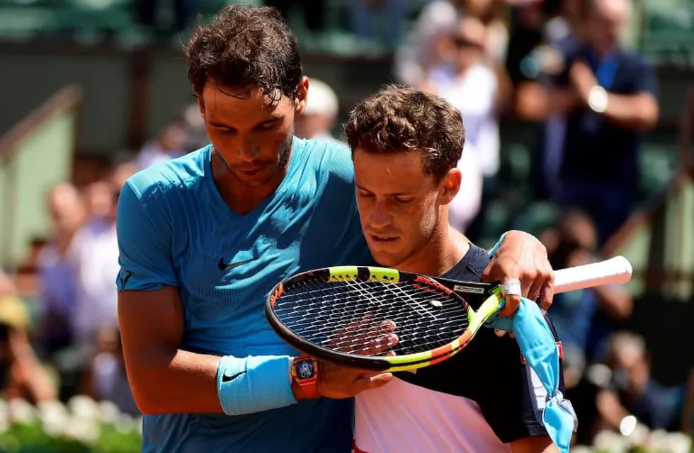 Diego Schwartzman es consolado por el español Rafael Nadal tras la derrota en cuartos de final de Roland Garros. EFE/ Caroline Blumberg