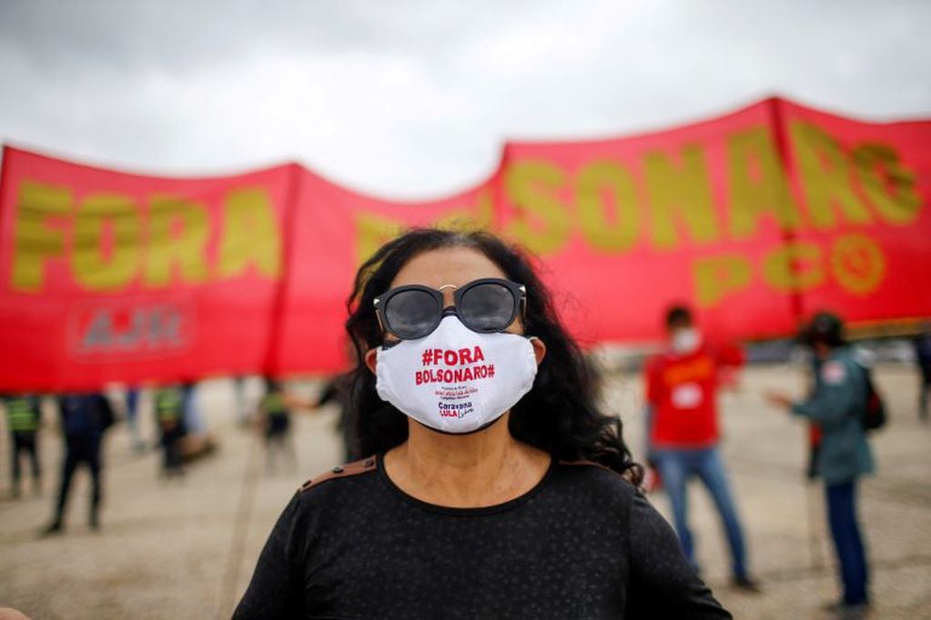 El miércoles brasileros se manifestaron frente al palacio de Gobierno en contra del presidente Jair Bolsonaro (REUTERS/Adriano Machado)