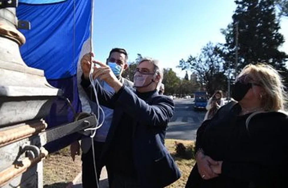 El intendente Martín Llaryora izó la bandera como símbolo de la tolerancia y el respeto. Intentaron vandalizarla.