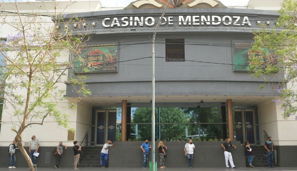 Fila de apostadores para ingresar al Casino de Mendoza