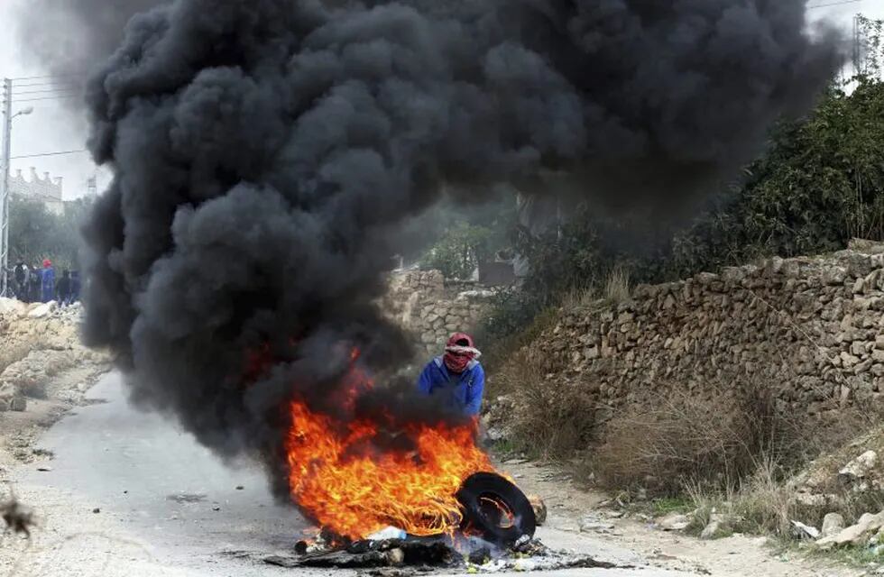 ola violencia enfrentamientos palestinos e israelies crisis medio oriente palestinos israelies \r\n\r\nHEBRÓN (CISJORDANIA), 06/11/2015.- Manifestantes palestinos queman neumáticos durante enfrentamientos con soldados israelíes en la ciudad cisjordana de Hebrón, hoy, 6 de noviembre de 2015. Una mujer palestina resultó muerta por disparos de fuerzas de seguridad israelíes tras supuestamente intentar atropellar intencionadamente a un grupo de soldados cerca de Hebrón. Este suceso se enmarca en la ola de violencia que comenzó el pasado 1 de octubre y que se ha cobrado las vidas de al menos 73 palestinos (la mitad de ellos atacantes y supuestos atacantes), diez israelíes, un eritreo y un agresor árabe-israelí. EFE/ABED AL HASHLAMOUN israel hebron  estallido de violencia en medio oriente protestas manifestaciones rebelion palestinos quema de neumaticos enfrentamientos