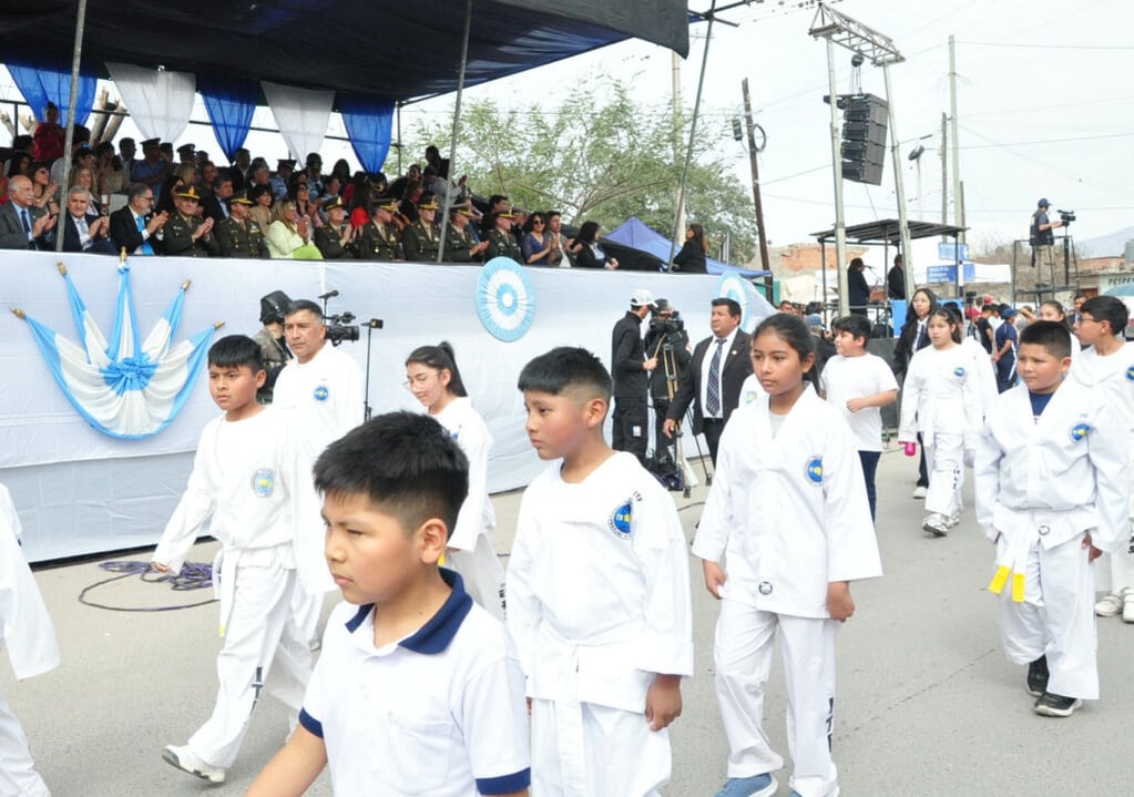 Entidades deportivas, academias y asociaciones civiles adhirieron a la recordación de la fecha histórica provincial, en el desfile de Alto Comedero.