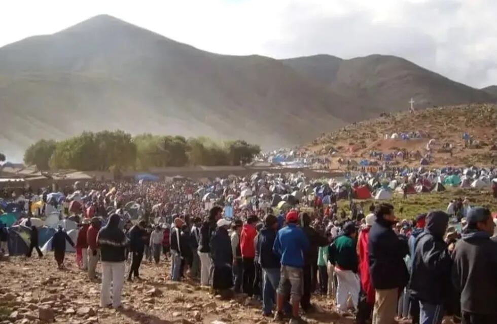 Una multitud de peregrinos asciende a las alturas de Punta Corral para honrar a la Virgen.