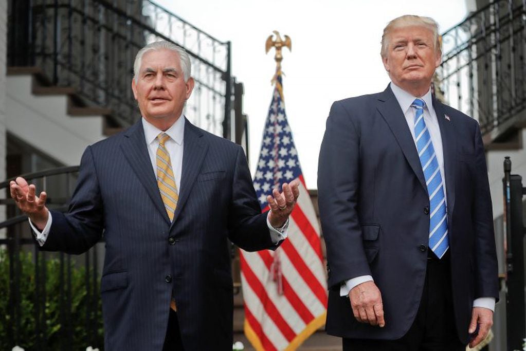 FILE - In this Aug. 11, 2017, file photo, Secretary of State Rex Tillerson, left, speaks following a meeting with President Donald Trump at Trump National Golf Club in Bedminster, N.J. The strained relationship between President Donald Trump and Secretary of State Rex Tillerson came under renewed focus Sunday, Oct. 15, during an interview with Jake Tapper on CNN, as Tillerson insisted that Trump has not undermined him even as he again refused to deny calling the president “a moron.”(AP Photo/Pablo Martinez Monsivais, File) eeuu Rex Tillerson Donald Trump presidente de eeuu con secretario de estado