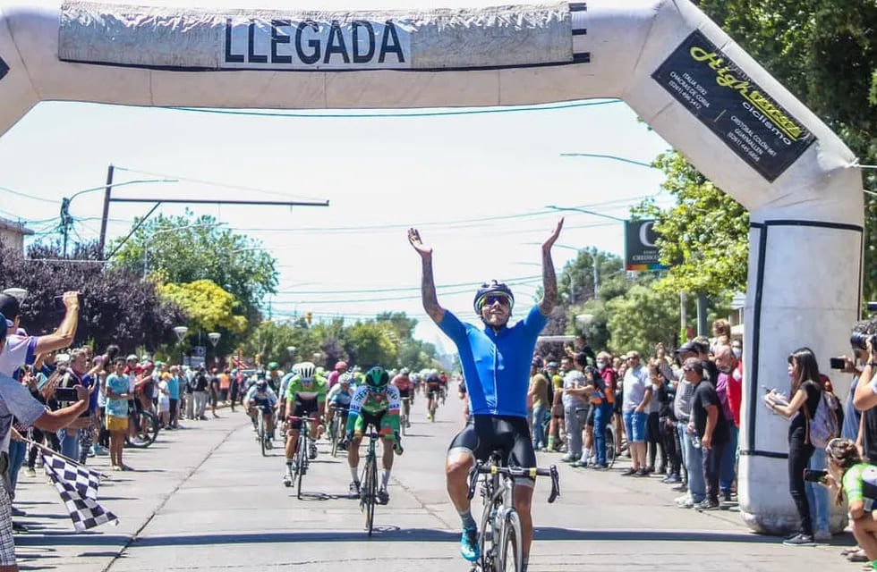 La "Bestia' Mauricio Quiroga apareció en los metros finales y ganó la 13ª fecha del Campeonato Mendocino de ruta, disputada sobre 144 kilómetros en Junín.