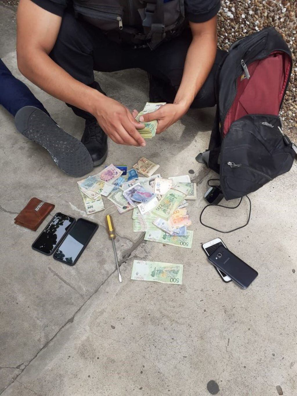 La policía secuestró gran cantidad de dinero en efectivo tras la entradera en bulevar Seguí al 1200. (Min. Seguridad)
