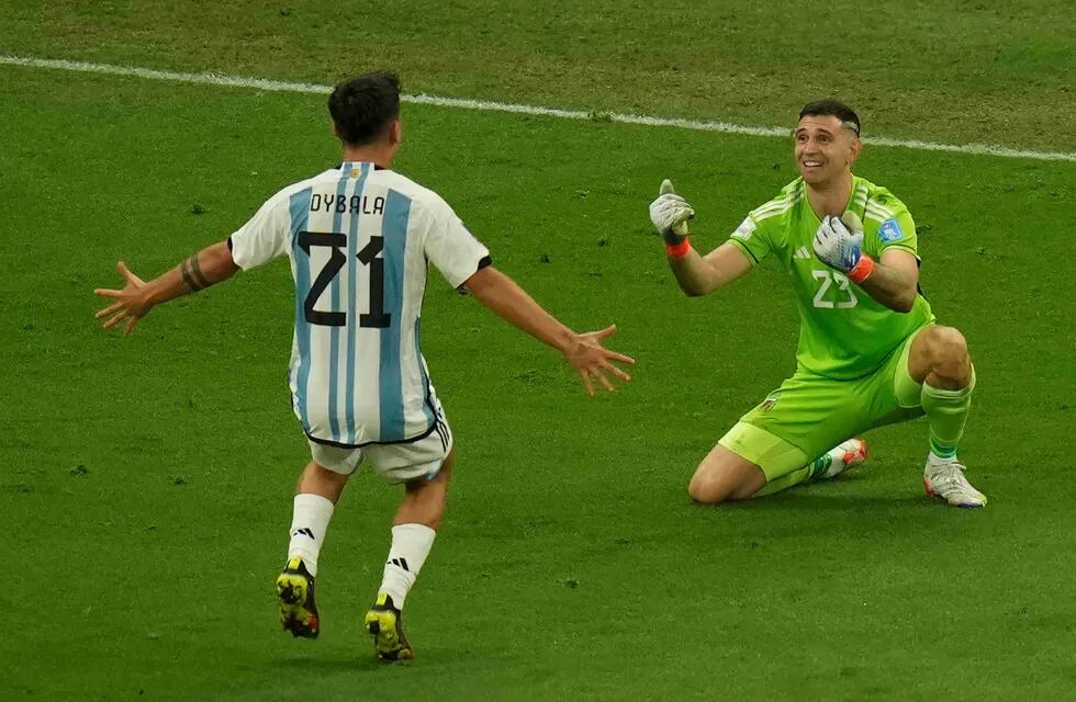 Paulo Dybala celebra con Emiliano "Dibu" Martínez en la final de la Copa del Mundo de Qatar. (AP)