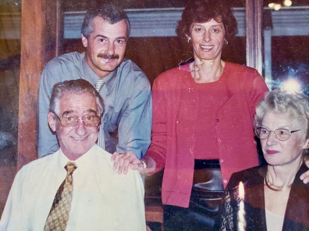 Buddenberg padre, ya fallecido, junto a Ilse y los hijos Claudio e Ilse. (Archivo familiar)