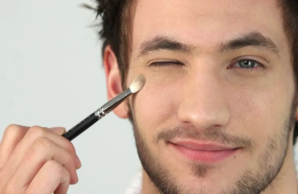 Maquillaje masculino: cada vez más hombres se animan al rímel y al rubor.