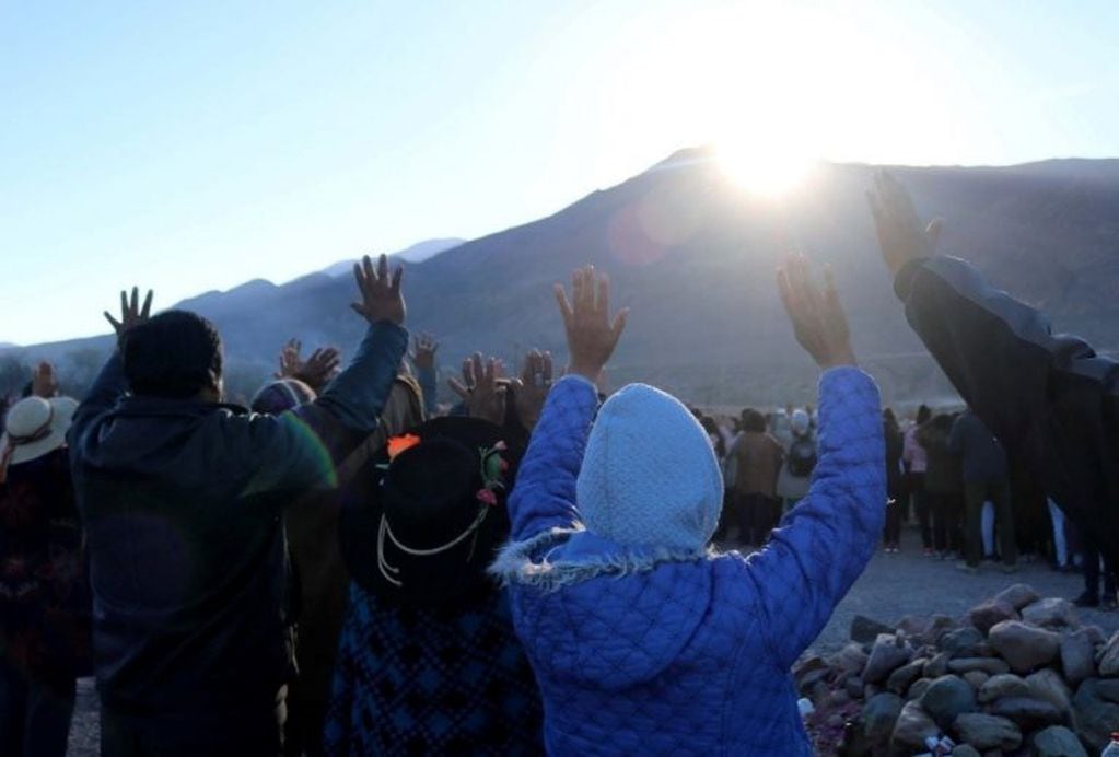Los primeros rayos del sol asomando tras la montaña alumbran el nuevo año andino.