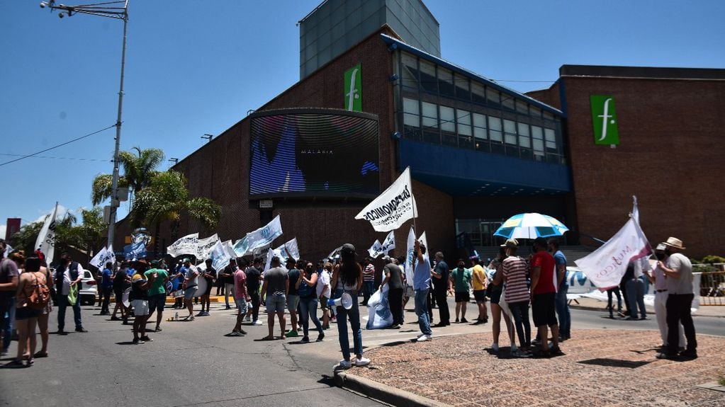 Trabajadores se manifestaron para impedir el cierre del tradicional hotel. (Foto: Pedro Castillo)