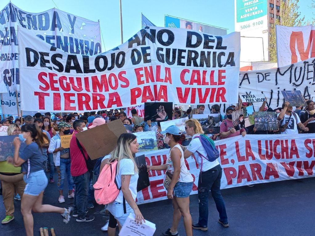 Vecinos de Guernica y organizaciones de izquierda realizaron una manifestación en Puente Pueyrredón.
