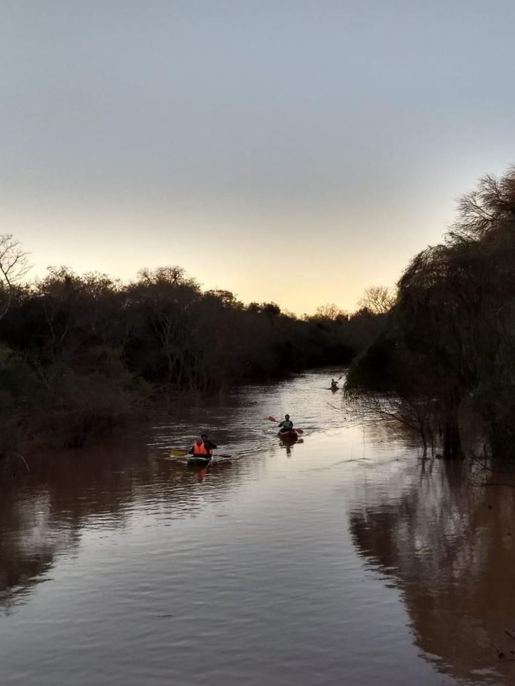 Doce kayakistas provenientes de Chaco, Santa Fe y Formosa partieron para recorrer 20 kilómetros por el río (http://comunicacion.chaco.gov.ar).