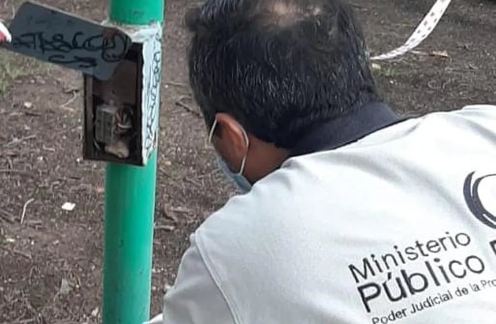 Personal del Ministerio Público Fiscal inspecciona el poste que electrocutó a un adolescente en barrio Alto Alberdi.