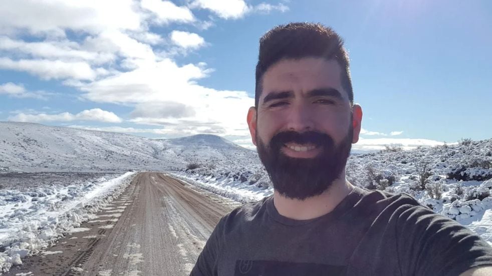 Tomás Barrios viaja por la provincia ofreciendo sus servicios como técnico en informática y muestra los pueblos que recorre a través de su canal de YouTube.