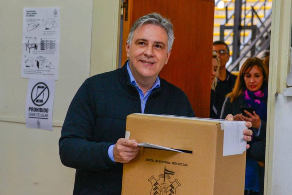 El gobernador electo de Córdoba, Martín Llaryora, emitió su voto en las elecciones para intendente. (Prensa Hacemos Unidos por Córdoba)