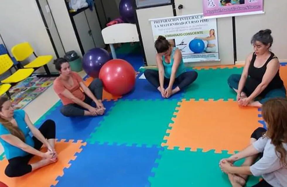 Embarazadas haciendo ejercicios de relajación y respiración en una sala especial del Hospital Samic \