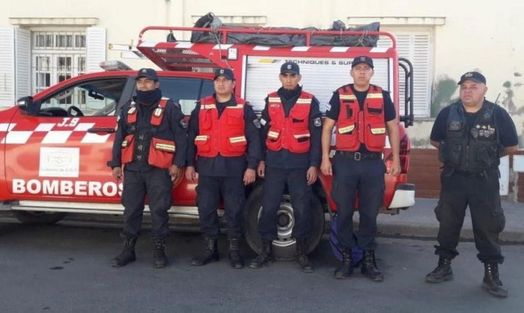 Los bomberos jujeños, con la unidad de primera intervención para extinción de incendios que llevan a Bolivia.