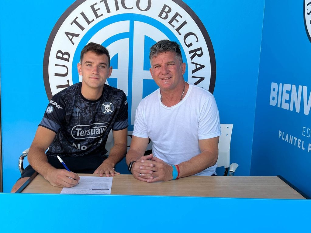 Yuri Casermeiro en la firma de su primer contrato en 2022 (Belgrano)