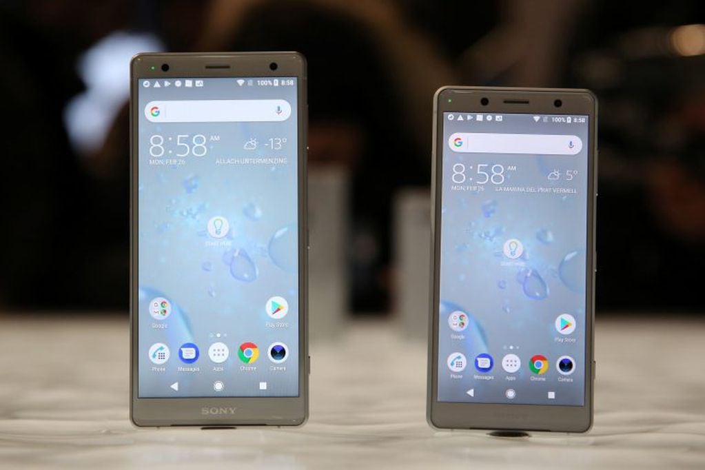 An Xperia XZ2, left, and an Xperia XZ2 Compact smartphone stand on display on the Sony Corp. stand during the opening day of the Mobile World Congress (MWC) in Barcelona, Spain, on Monday, Feb. 26, 2018. At the wireless industry's biggest conference, more than 100,000 people are set to see the latest smartphones, artificial intelligence devices and autonomous drones exhibited by roughly 2,300 companies. Photographer: Angel Garcia/Bloomberg españa Barcelona  españa inauguracion del Mobile World Congress telefonos celulares Sony Xperia XZ2