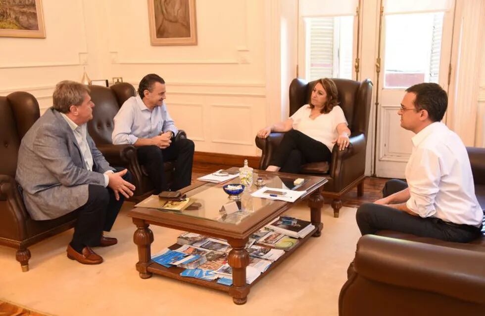 La intendenta se reunió con los diputados provinciales Luis Rubeo y Rubén Galassi. (Prensa Municipalidad de Rosario)