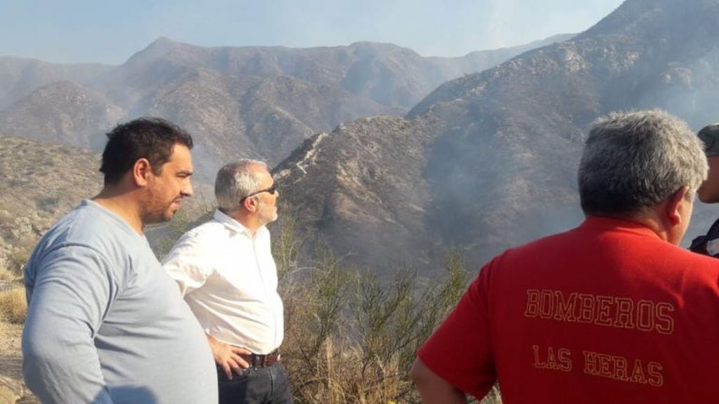 Humberto Mingorance, observando desde la base del cerro Arco, el incendio en Challao.