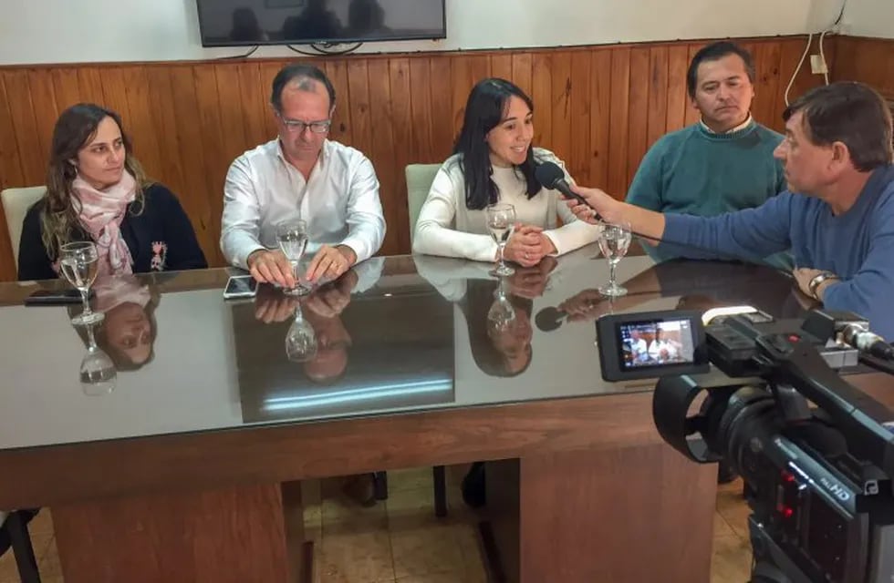 Los intendetes electos Julieta Aquino, Marcelo Luque, Paula Córdoba y Edgar Yordan