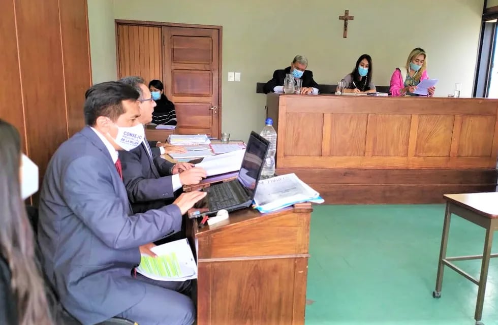 Los abogados querellantes y el fiscal (a la izquierda), y los miembros del Tribunal en lo Criminal n° 3 de Jujuy, durante la única audiencia del juicio, el martes último.