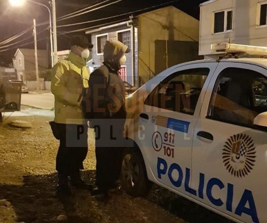 Detención en Ushuaia por violar cuarentena. Fotos: Resumen policial.