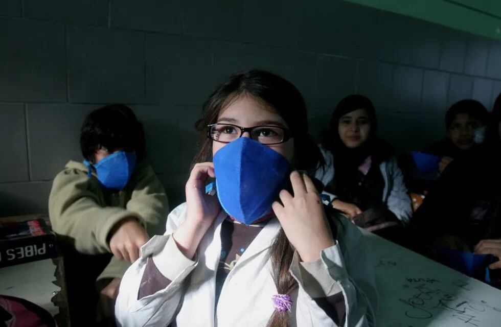 escuelas colegios\r\n\r\nDYN13, BUENOS AIRES 05/06/2009, ALUMNOS DE LA ESCUELA NRO 36 DE AVELLANDEDA RECIBEN UNA CLASE SOBRE GRIPE PORCINA ESTA MAÑANA EN UNA DE LAS AULAS DE LA ESCUELA.\r\nFOTO:DYN/MARTIN ZABALA. buenos aires  clase especial sobre la gripe porcina en escuela numero 36 de avellaneda escuelas brote de gripe porcina epidemia gripe porcina