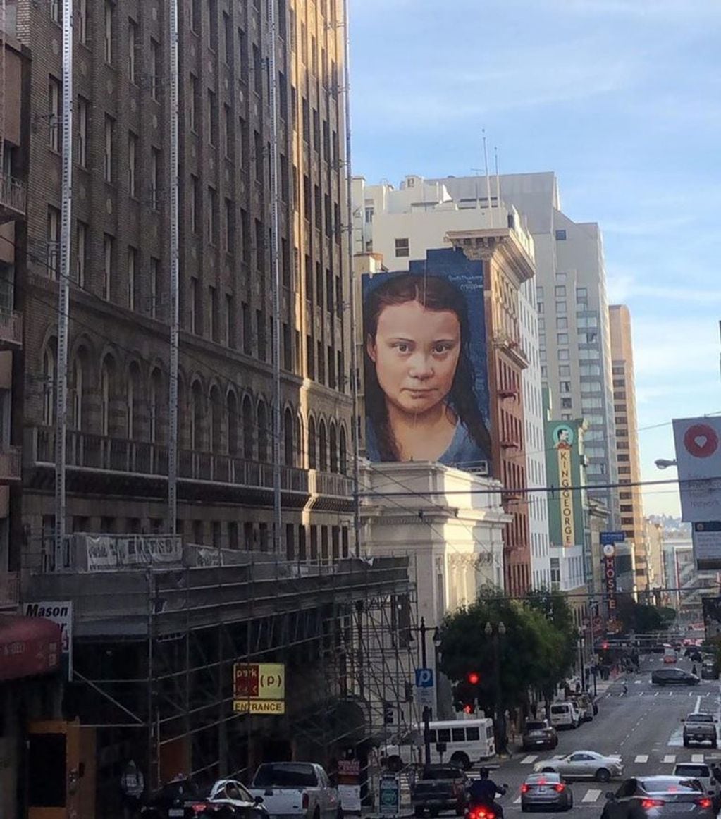 El rostro de Thunberg puede verse a gran distancia del edificio. (@cobreart)