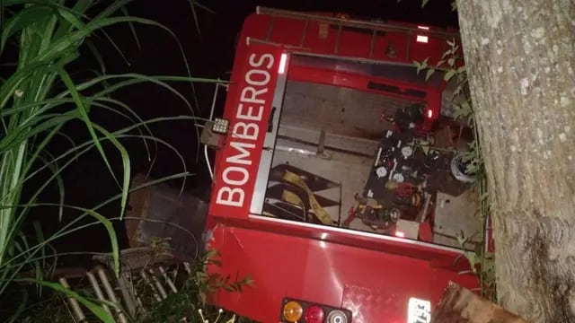Dos bomberos resultaron heridos tras el vuelco de autobomba en El Soberbio