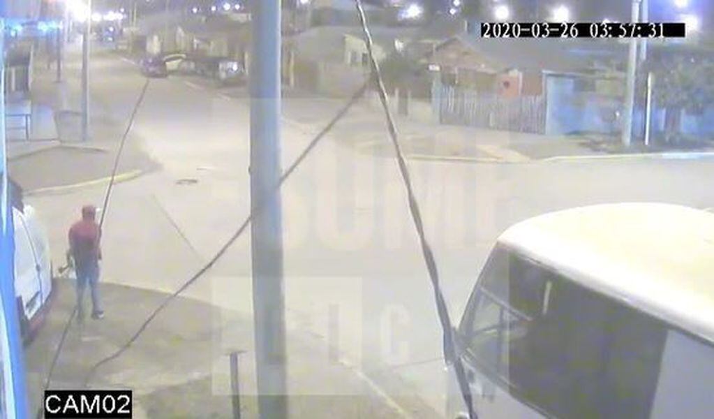 Riograndense quedó filmado en cámaras de seguridad robando (Foto: Resumen Policial).