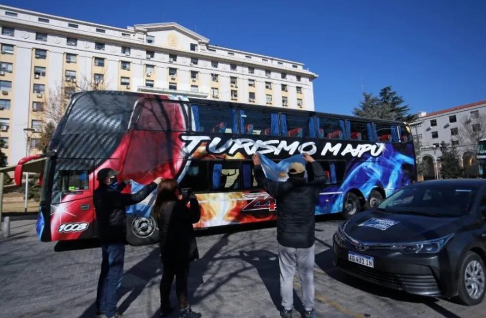 Choferes de empresas de larga distancia y guías de turismo se manifestaron frente a Casa de Gobierno de Mendoza.