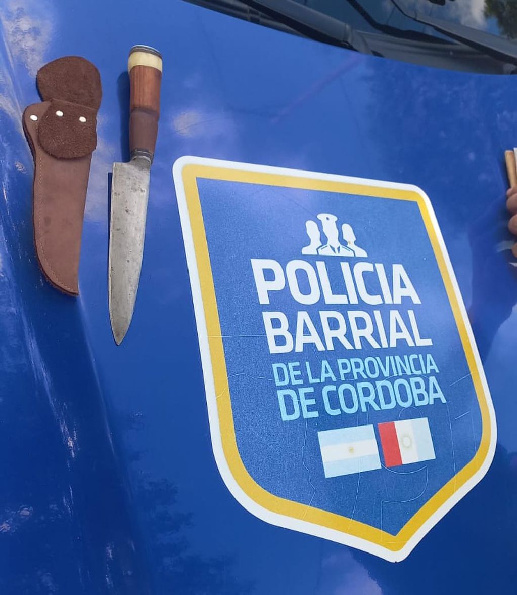 El arma con el que el hombre amenazó a su expareja. (Policía de Córdoba)