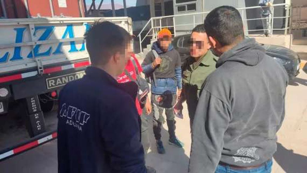 Detuvieron a dos colombianos en Uspallata que viajaban escondidos en un camión y su explicación fue insólita.