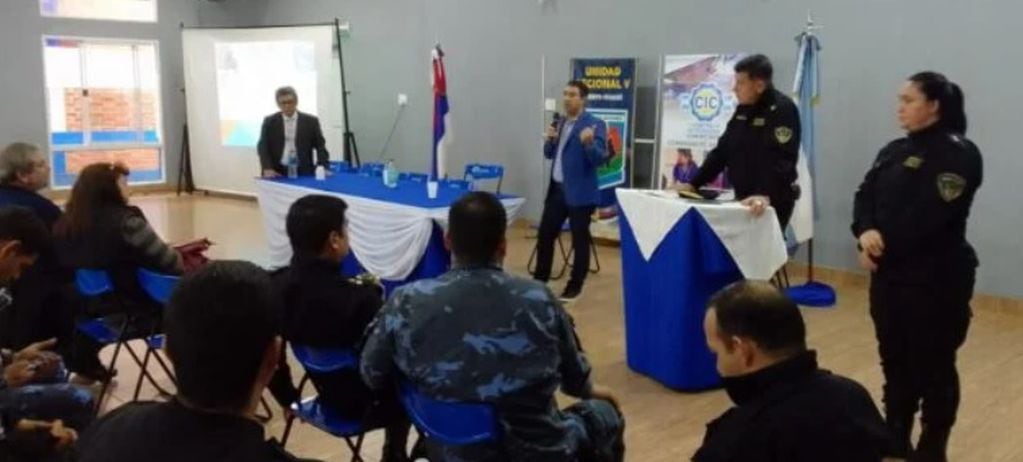 Charla Debate sobre intervenciones contra la violencia escolar y familiar en Comandante Andresito.