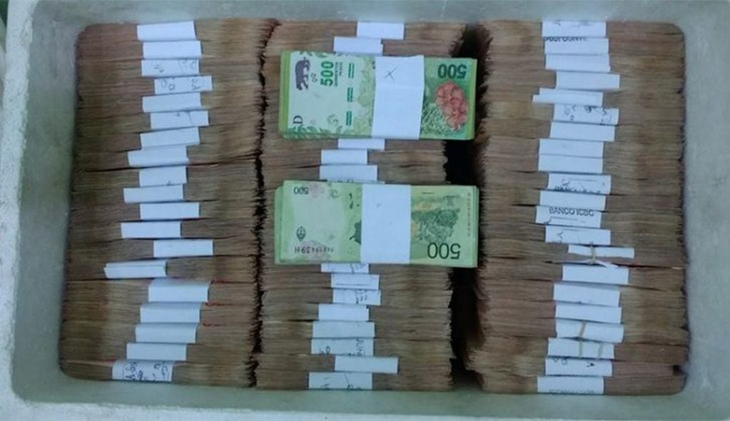 Dinero que trasladaba un tresarroyense y fue incautado por la policía de Entre Ríos (foto: El día de Gualeguaychú)