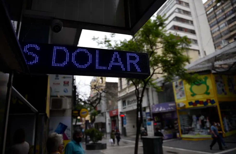 La divisa inició abril por debajo de los 400 pesos. ( Ramiro Pereyra / La Voz )