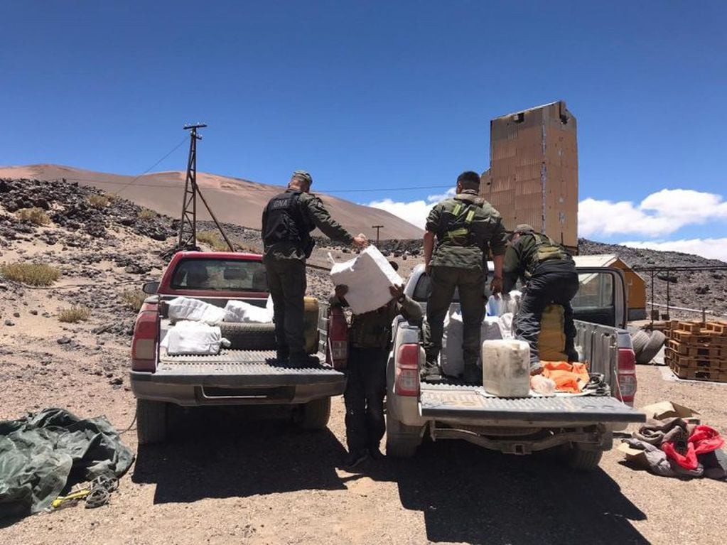 A 4.800 metros de altura atropellaron a un gendarme y huyeron con 429 kilos de cocaína