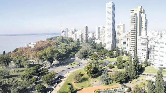 De cara al Paraná, la ciudad de Rosario asiste a un planificado y sostenido crecimiento armónico entre urbanización y parques públicos. 