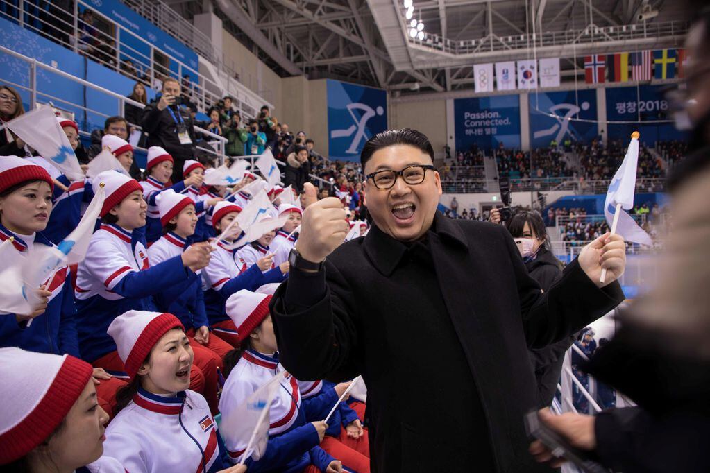 Un hombre que se hace pasar por el líder norcoreano Kim Jong Un gesticula ante las porristas norcoreanas que asisten al partido de hockey sobre hielo de Corea del Norte contra Japón durante los Juegos Olímpicos de Invierno de Pyeongchang 2018.