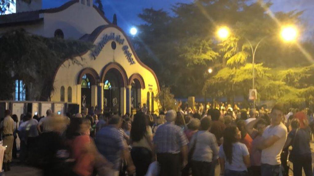 Miles de fieles participaron del Via Crucis del Padre Ignacio.