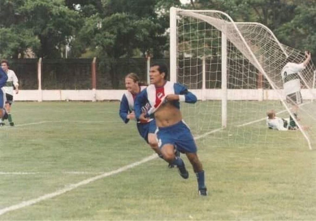 Alejandro López Rueda festeja el primer gol ante Bella Vista el 11 de noviembre de 2001. Rosario será campeón.