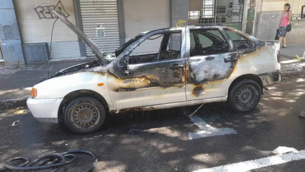Furia en Bahía Blanca: incendió su auto porque lo iban a secuestrar los inspectores