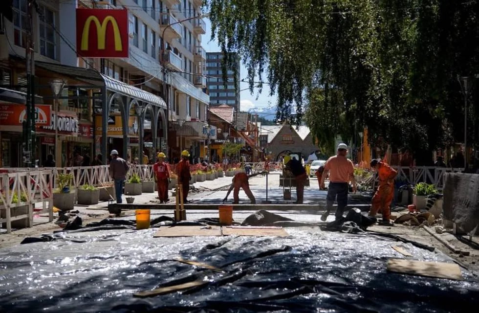 Imagen archivo. La calle Mitre, principal de Bariloche, se encuentra en obras y piden extremar las medidas de seguridad para el tránsito.