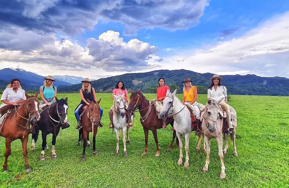 Nicole Neumann a caballo junto a sus hijas y amigas.