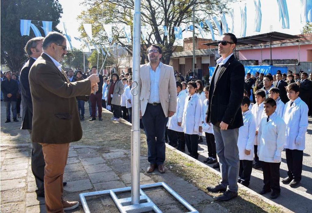 El intendente Jorge iza la Bandera escoltado por el concejal Aguiar y los secretarios municipales Gastón Millón y Luciano Córdoba.