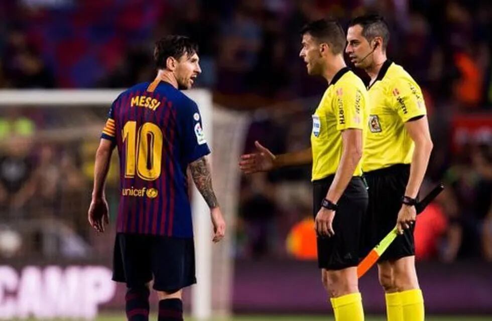 Lionel Messi no le quiso dar la mano al árbitro que perjudicó al Barcelona en el empate frente a Girona.