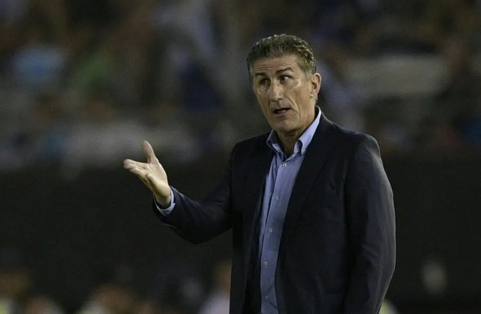 Argentina's coach Edgardo Bauza gestures during their 2018 FIFA World Cup qualifier football match at the Monumental stadium in Buenos Aires, Argentina, on March 23, 2017. / AFP PHOTO / Juan Mabromata